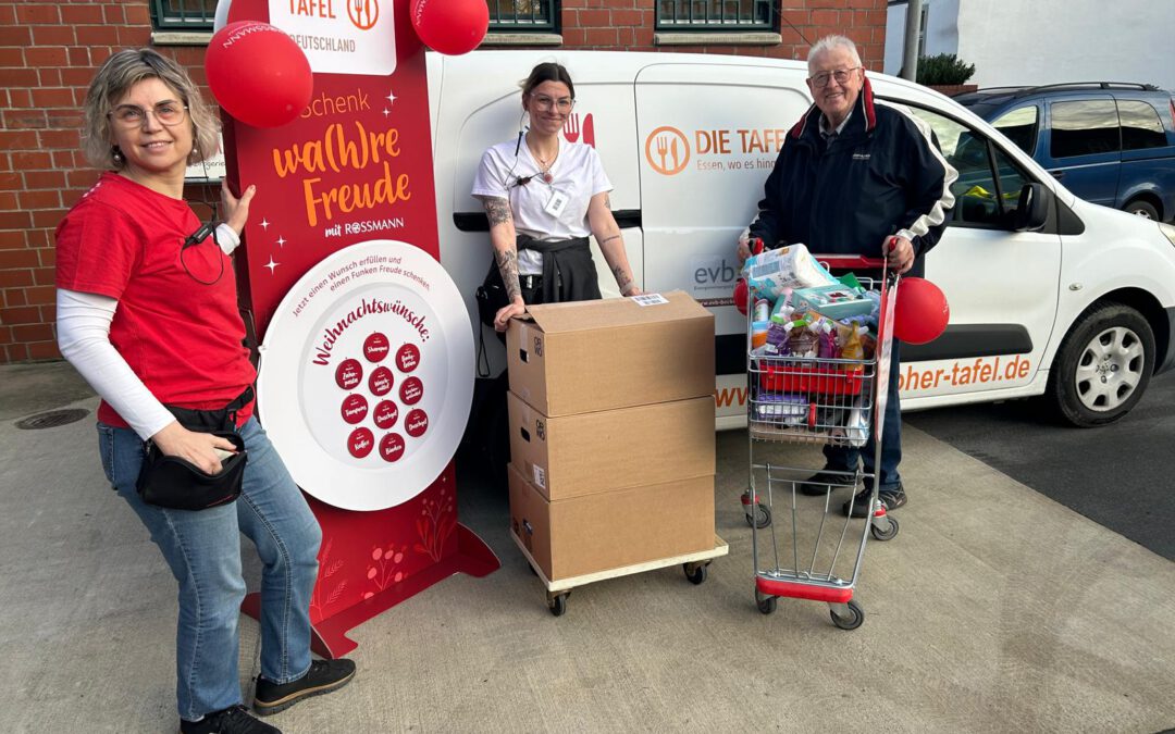 Die Spendenübergabe beim Rossmann Warendorf an die Tafel Ennigerloh